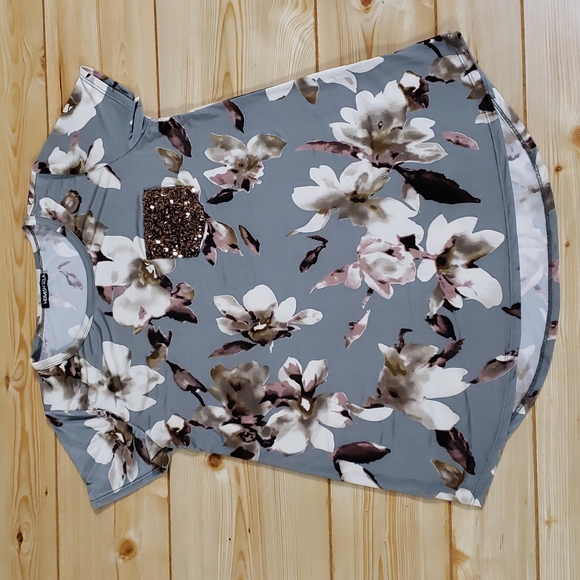 Heimish Tops - Heimish short sleeved silky floral shirt size Small